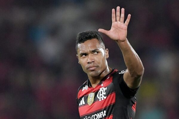 Flamengo não tem pressa para renovar com Alex Sandro