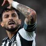 Alex Telles expõe crise no Botafogo: “Futebol não aceita desaforo”