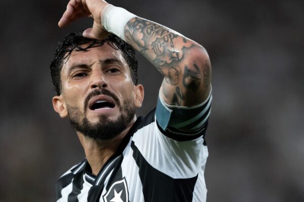 Alex Telles expõe crise no Botafogo: “Futebol não aceita desaforo”