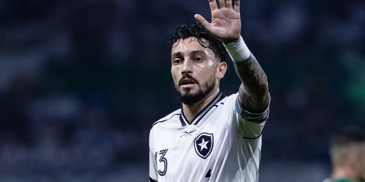 Alex Telles revela como o caos extracampo afeta o Botafogo