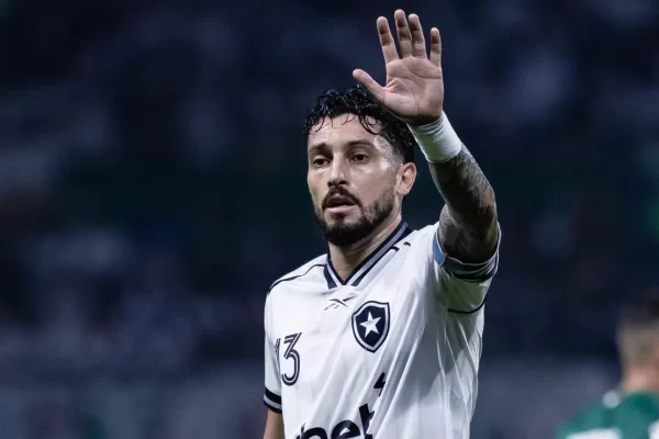 Alex Telles revela como o caos extracampo afeta o Botafogo