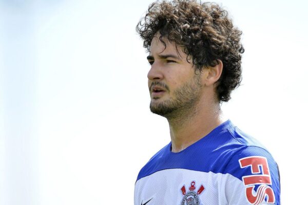 Pato se declara ao Corinthians e brinca sobre filho ser do Timão