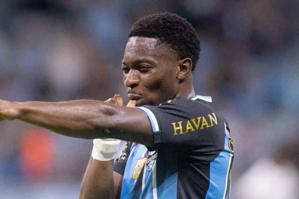 Renovar com Amuzu custa mais de R$ 1 milhão; Grêmio tenta barganhar