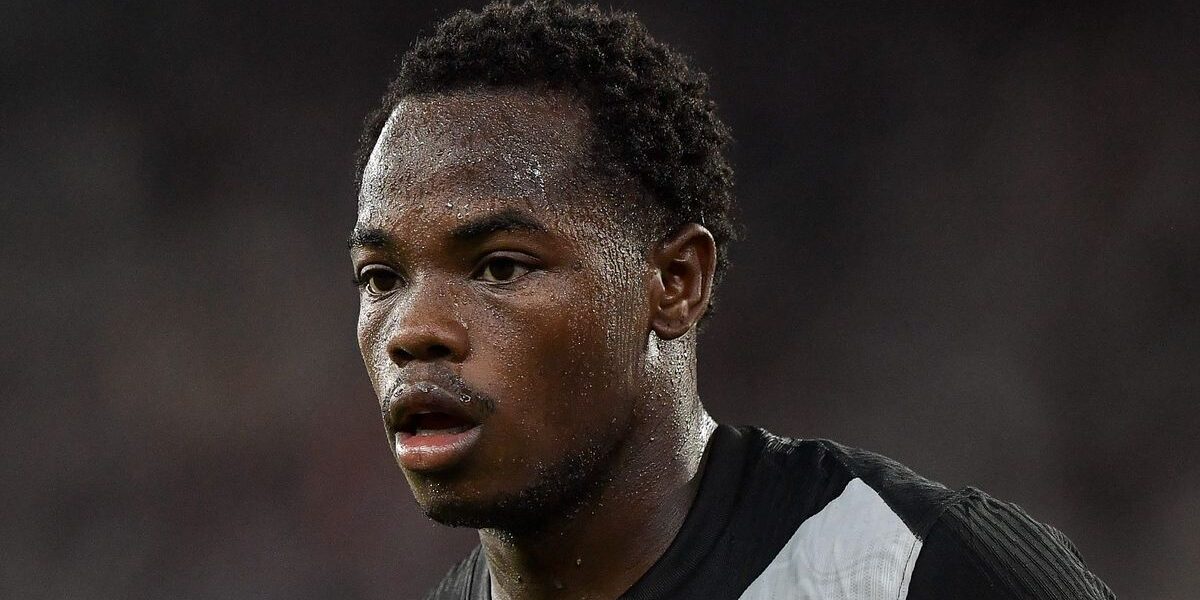 Andrés Gomez explode ao ser substituído no clássico; cenas viralizam