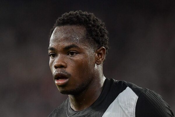 Andrés Gomez explode ao ser substituído no clássico; cenas viralizam