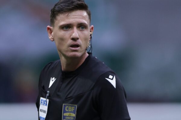 Polêmica no Mineirão: árbitro ignora pedido de expulsão do Santos