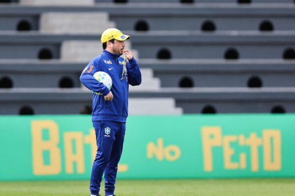 Seleção Feminina se adapta a nova regra da FIFA sobre mulheres na comissão