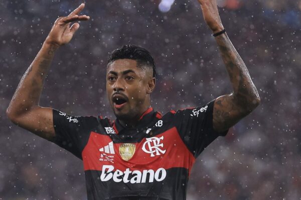 Flamengo oferece renovação a Bruno Henrique e aguarda resposta
