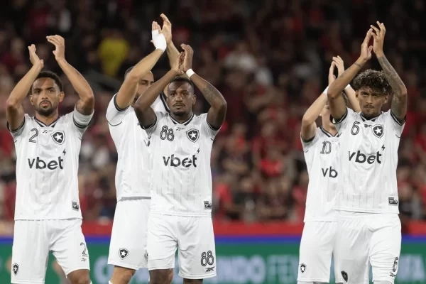 Botafogo é goleado pelo Athletico-PR e afunda na zona de rebaixamento