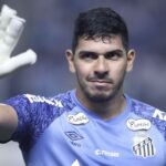 Corinthians tenta troca por goleiro, mas Santos recusa oferta