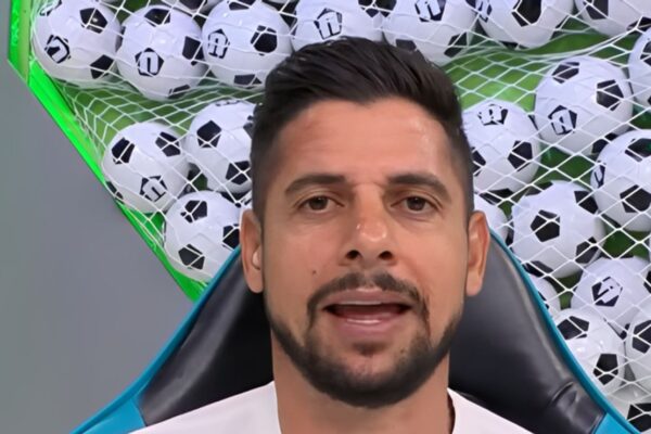 Cicinho crava vitória do Santos sobre o Corinthians no clássico