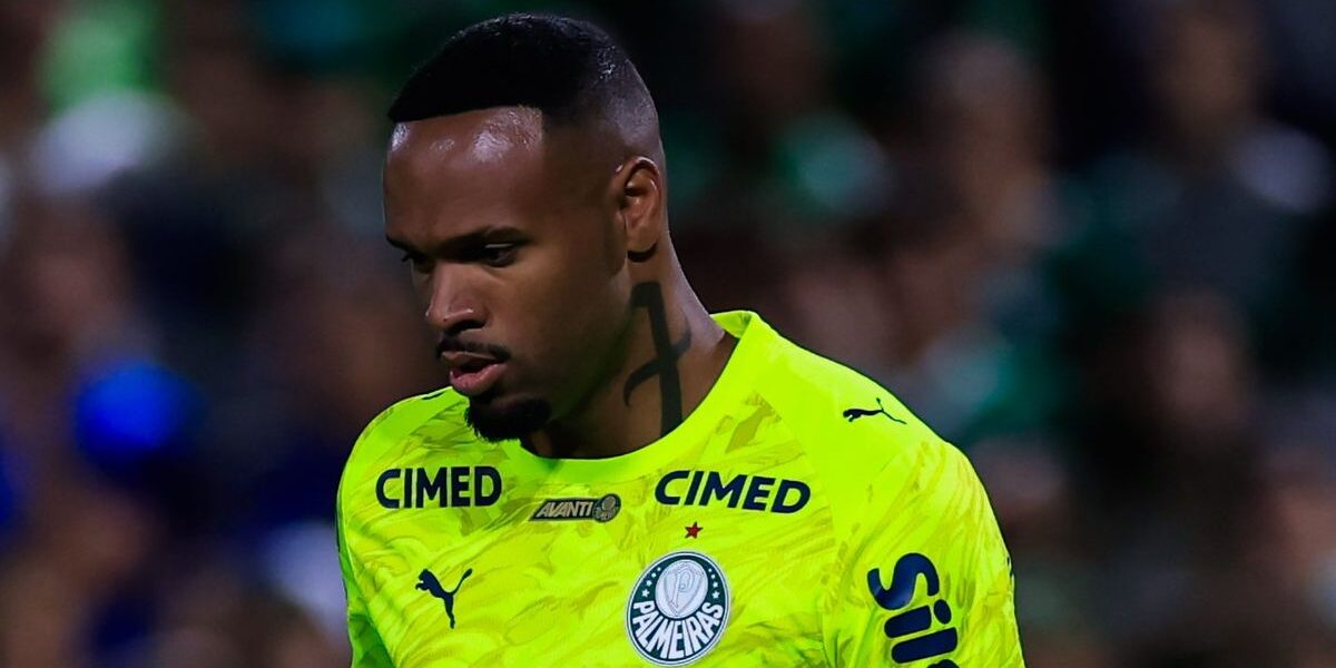 Carlos Miguel vira alvo da torcida após falha em derrota do Palmeiras