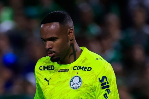 Carlos Miguel vira alvo da torcida após falha em derrota do Palmeiras