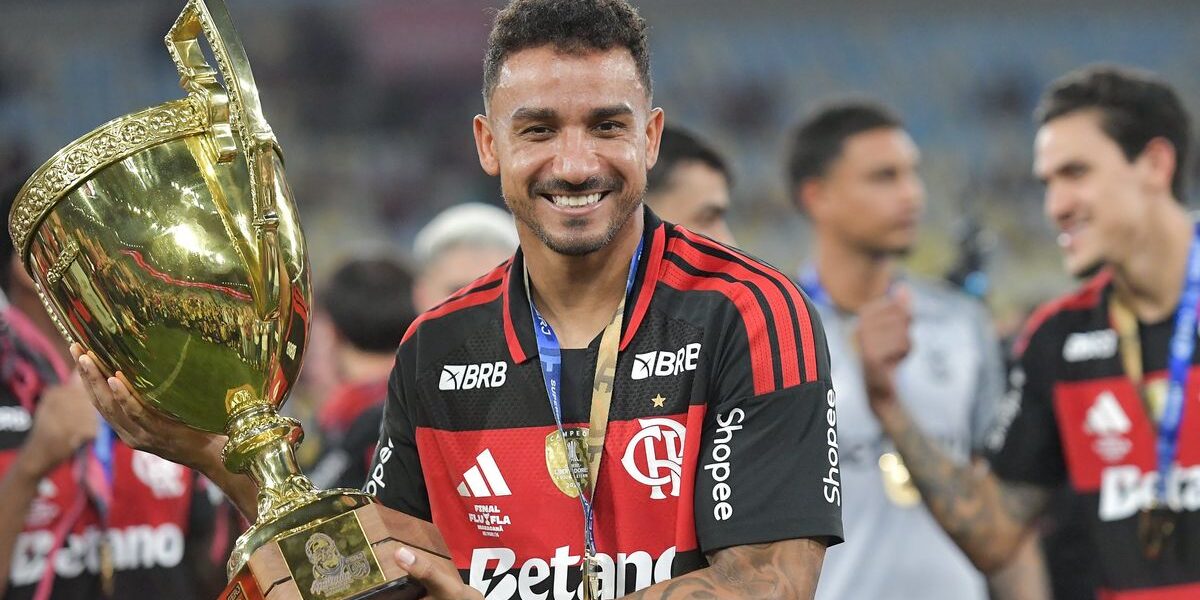 Danilo exalta Vitão e projeta futuro do zagueiro no Flamengo