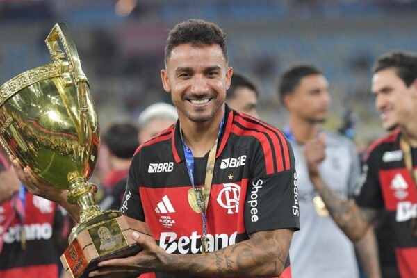 Danilo exalta Vitão e projeta futuro do zagueiro no Flamengo
