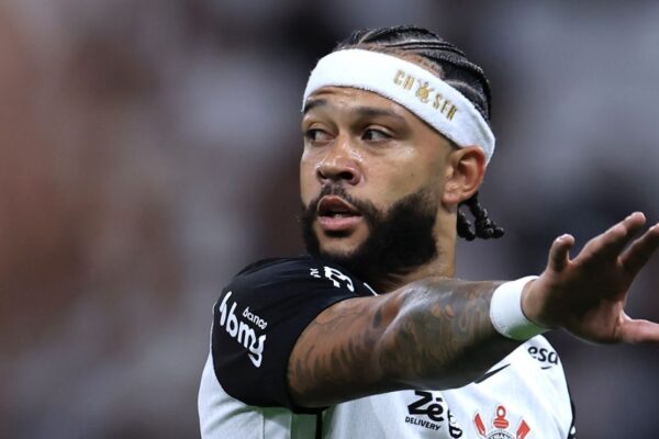 Depay culpa Corinthians por lesão e só volta se estiver 100%