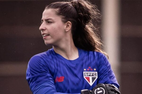 Elu, do São Paulo, brilha após treinar com as profissionais