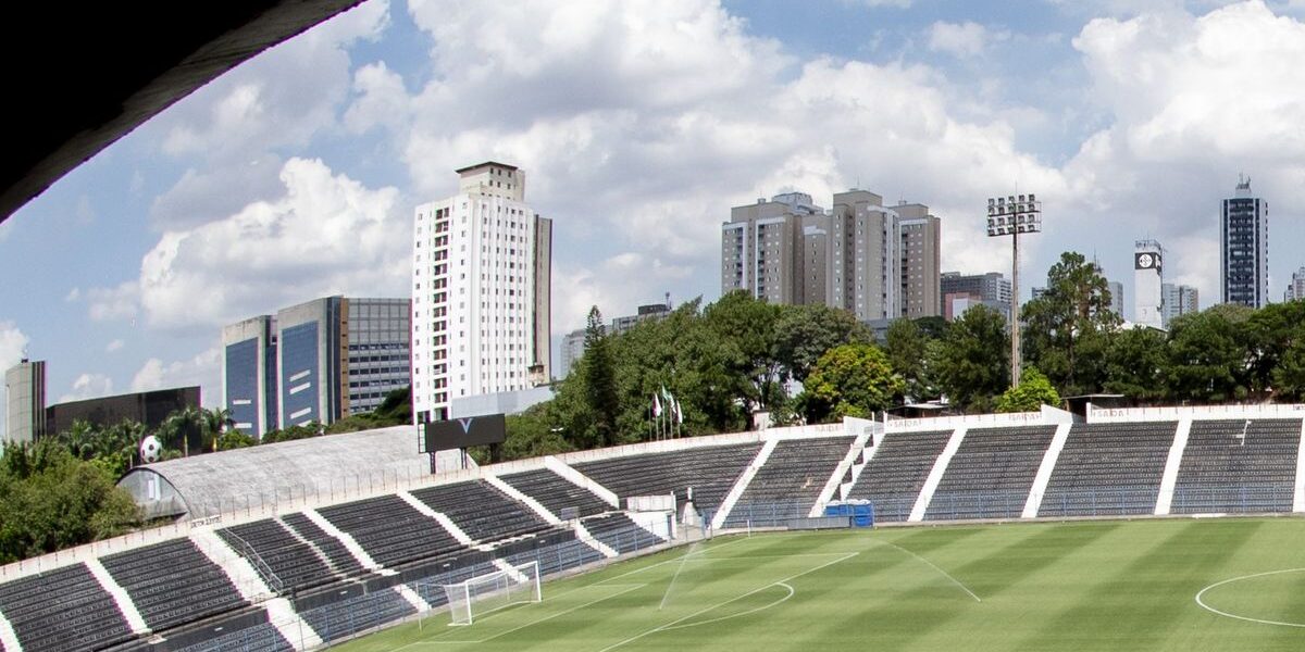 Corinthians investe R$ 400 mil e testa nova iluminação da Fazendinha
