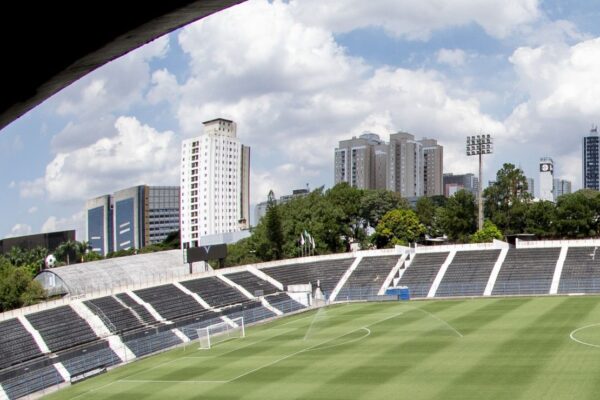 Corinthians investe R$ 400 mil e testa nova iluminação da Fazendinha