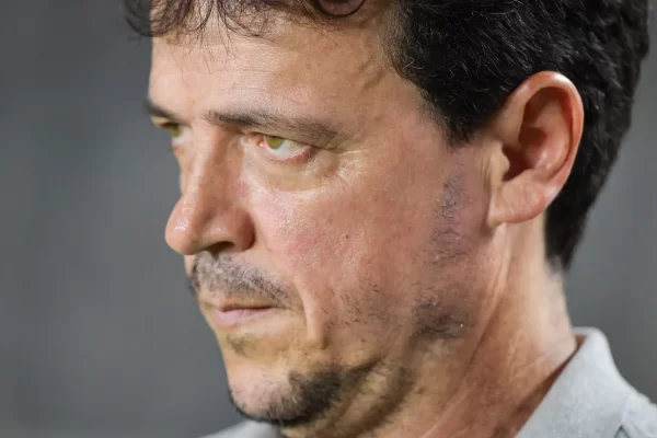 Diniz divide Botafogo: Brito tenta convencer Textor