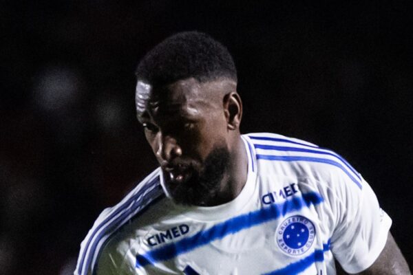 Gerson é vaiado pela torcida do Flamengo em jogo contra o Cruzeiro