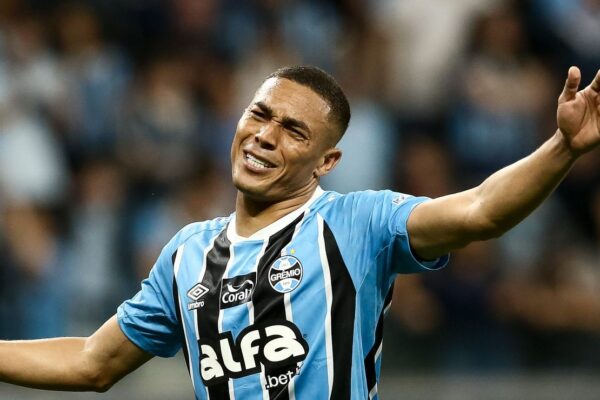 Grêmio avança em renovações e mira mais dois titulares