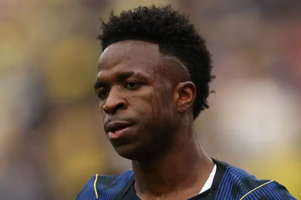 Após jogo ruim, Vini Jr. na Universal gera revolta na torcida