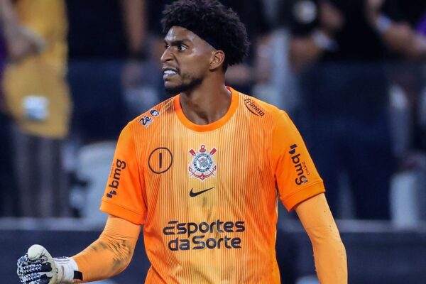 Hugo Souza celebra volta à Seleção: sonho perto da Copa