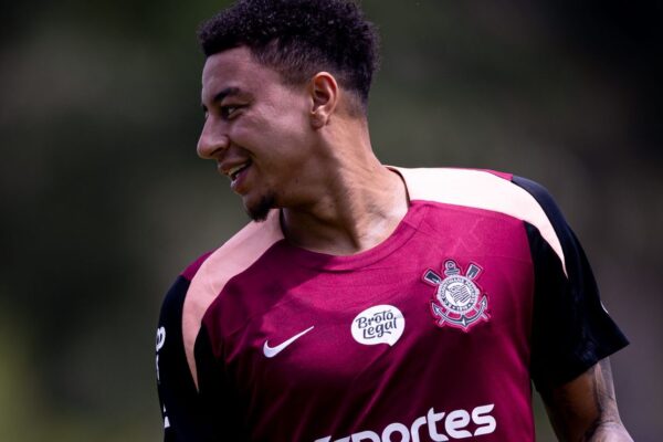 Lingard fora do clássico: visto trava estreia no Corinthians