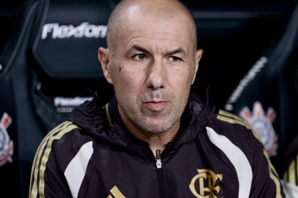 Jardim ajusta o Flamengo após expulsão e lesão contra Corinthians