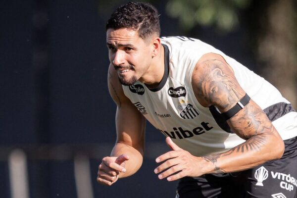Lucas Veríssimo Perto da Estreia no Santos Após Expulsão