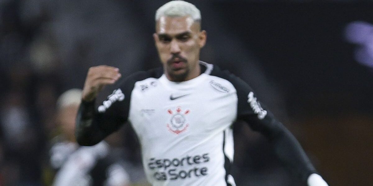 Torcida do Corinthians critica Matheusinho por excesso de cruzamentos