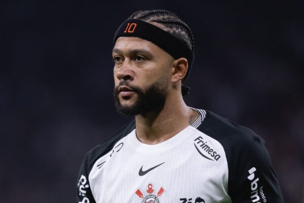 Corinthians busca Memphis Depay como garoto-propaganda para renovação