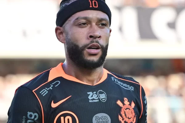 Memphis Depay irrita companheiros do Corinthians com celular