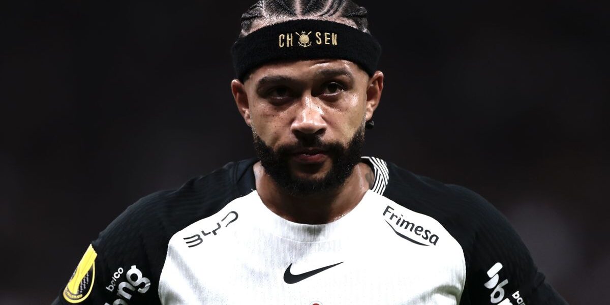 Memphis usa celular no banco e explica: ‘Falei com médicos’