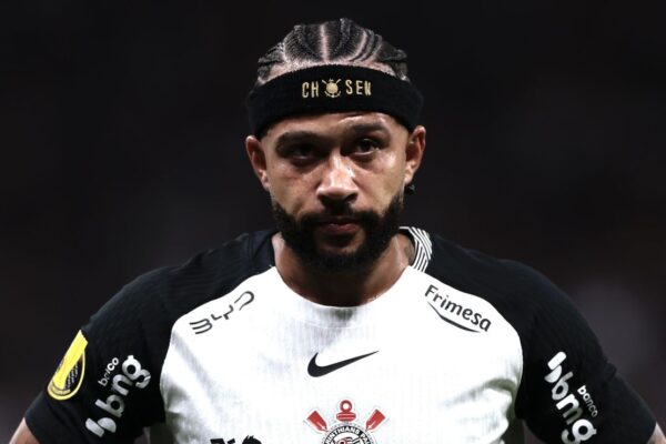 Memphis usa celular no banco e explica: ‘Falei com médicos’