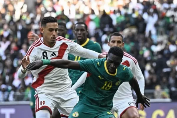 Noriega brilha, mas Peru cai na estreia de Mano Menezes