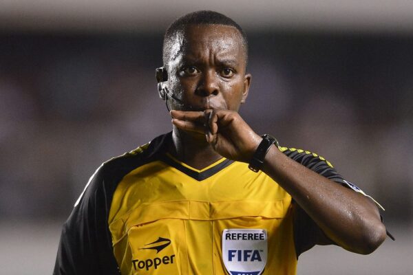 PC Oliveira defende Evertton: expulsão foi erro da arbitragem