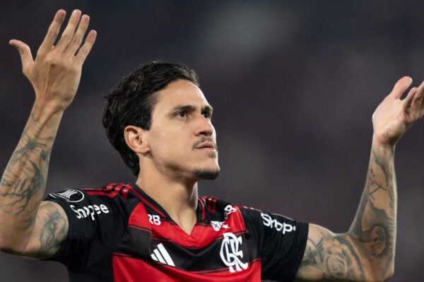 Pedro brilha, marca golaço e atinge marca histórica no Maracanã