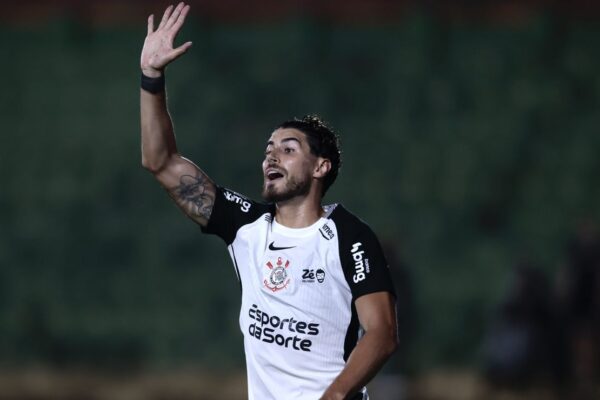 Futuro de Pedro Raul no Corinthians depende de reunião com Dorival