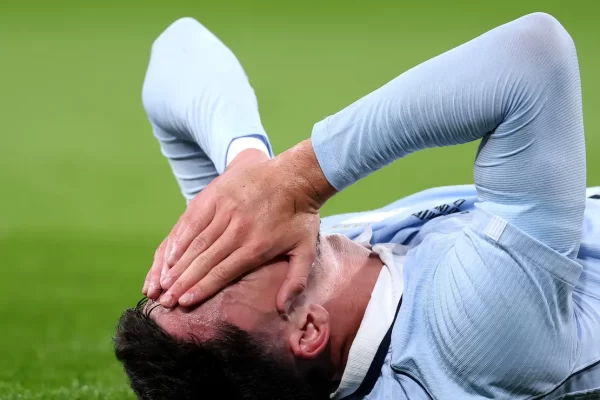 Piquerez sai de maca em Wembley e acende alerta no Palmeiras