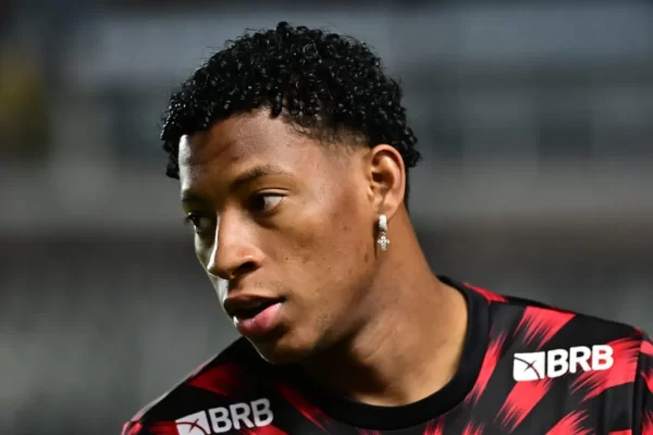 Plata brilha pela seleção, mas futuro no Flamengo segue incerto