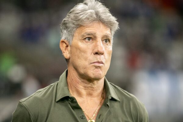 Expulsão de Cauan Barros frustra Vasco e Renato Gaúcho em jogo de 6 gols