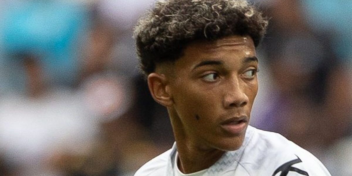 Robinho Jr retorna ao Santos após crise por renovação