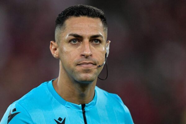 Árbitro precisa de escolta policial após ofensas de dirigentes do Corinthians