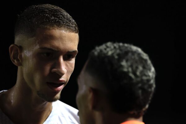 Vinícius Lira rompe LCA e está fora da temporada no Santos