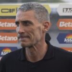 Demissão de Vojvoda no Santos: custo milionário de R$ 12 milhões