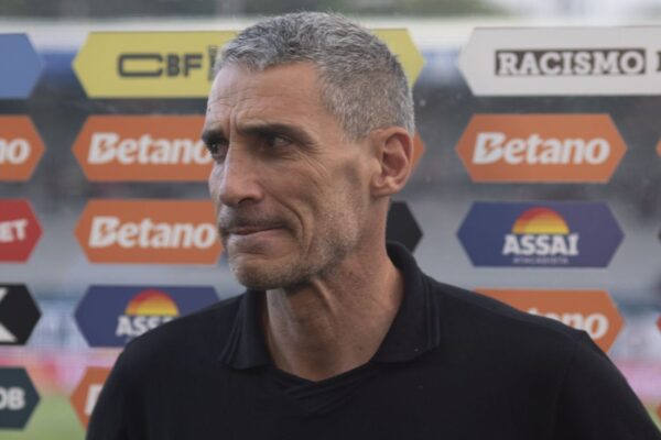 Demissão de Vojvoda no Santos: custo milionário de R$ 12 milhões