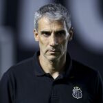 Vojvoda falha de novo: Santos perde e demissão fica iminente
