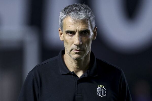 Vojvoda falha de novo: Santos perde e demissão fica iminente